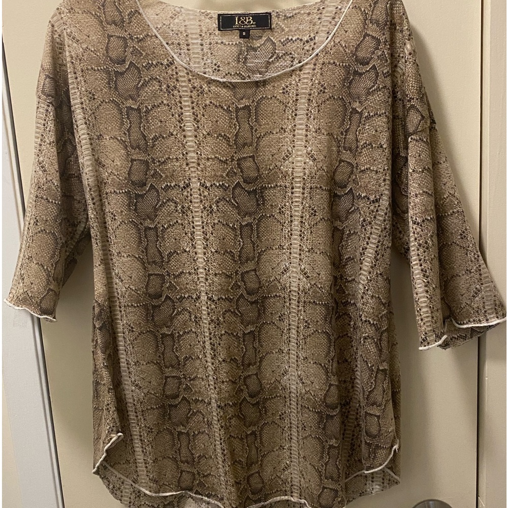 Lightweight Snakeprint pullover blouse.